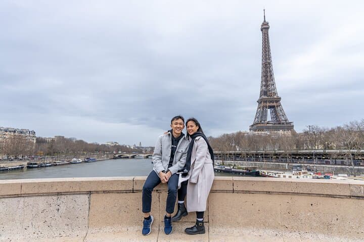 Private Eiffel & Seine Photo Shoot: 25‑Minute Paris Photographer Session photo 2