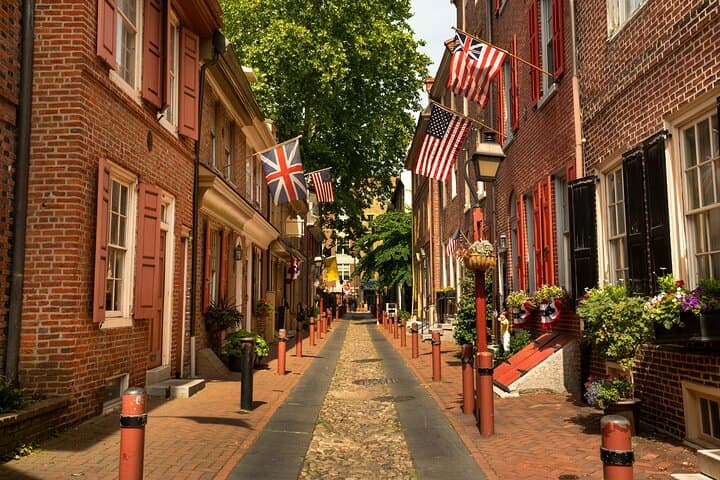 Romantic Private Walking Tour of Charleston's Waterfront & Historic Alleys