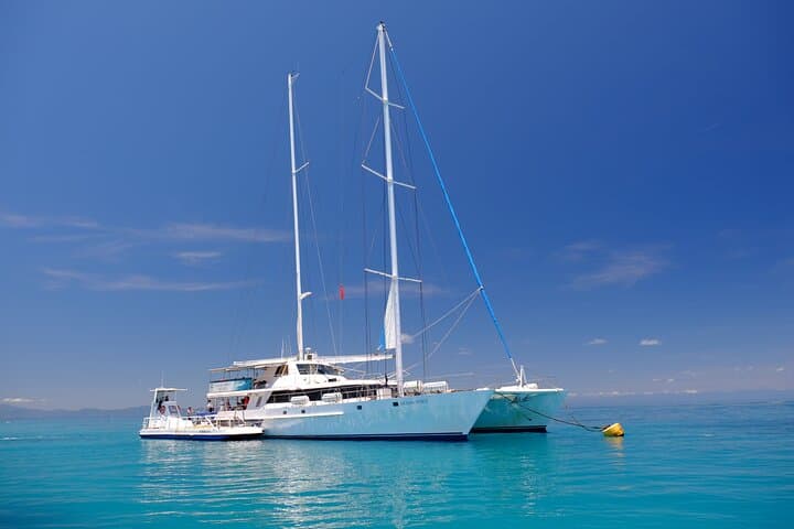 Sail to Michaelmas Cay: Great Barrier Reef Snorkel & Dive from Cairns