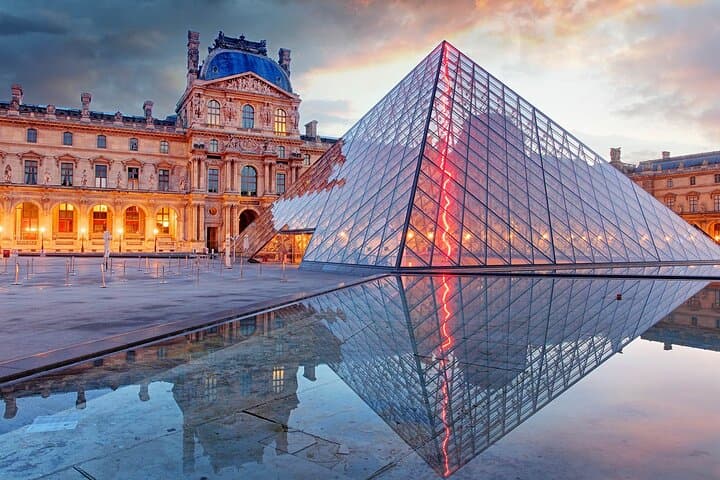 Paris Private Vintage Car Tour and Skip-the-Line Louvre Experience photo 4