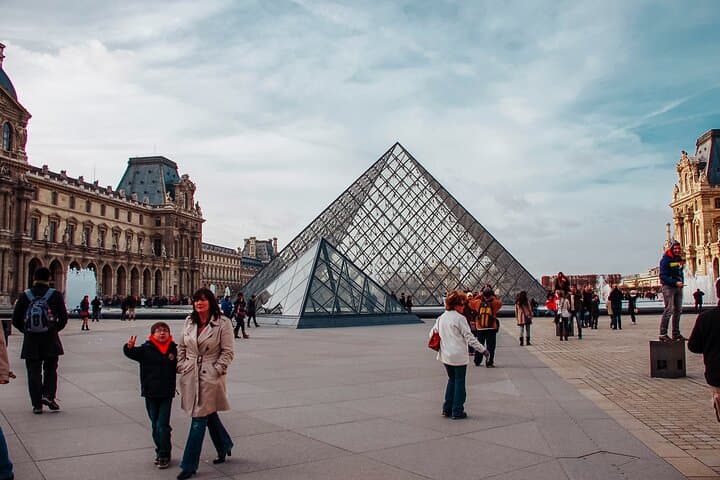 Paris Private Vintage Car Tour and Skip-the-Line Louvre Experience photo 6