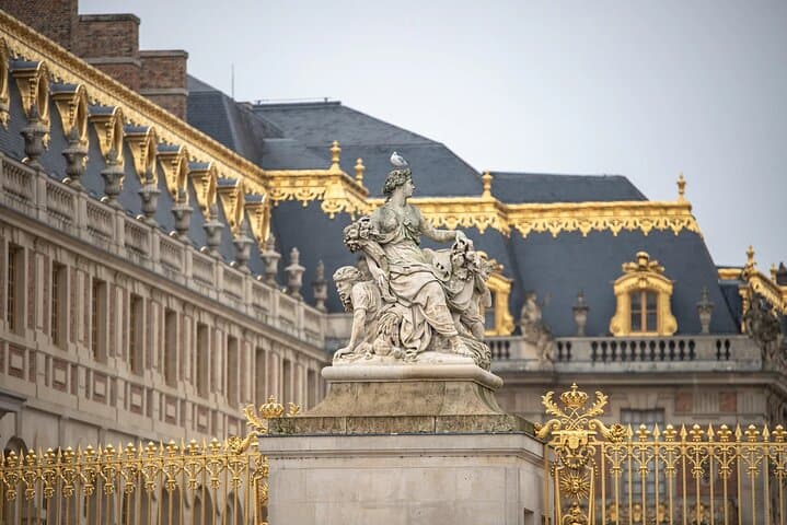 Vintage Car Tour of Paris & Versailles — Private Hotel Pickup, Photo Stops & Skip-the-Line Access