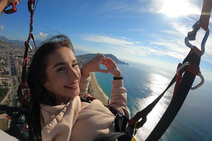 Tandem Paragliding Alanya: 700m Flight Over Cleopatra Beach