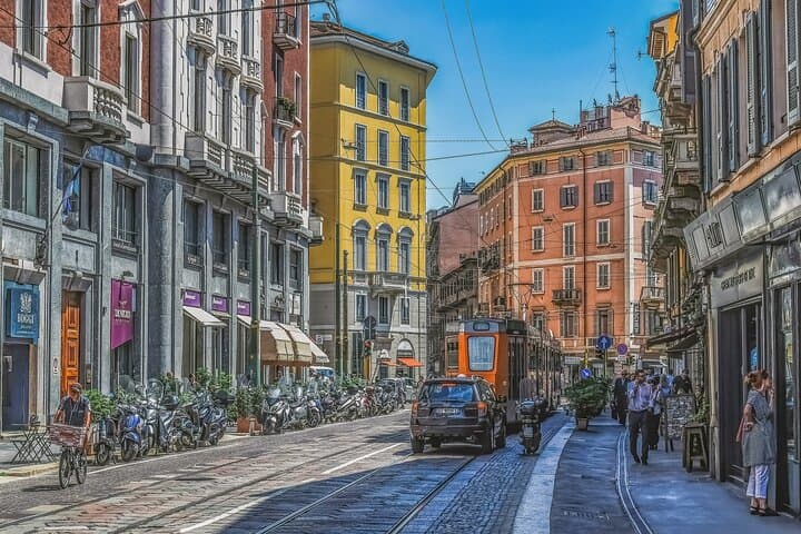 Parma to Milan Private Transfer with 2-Hour Piacenza Stop: Historic Palaces & River Views