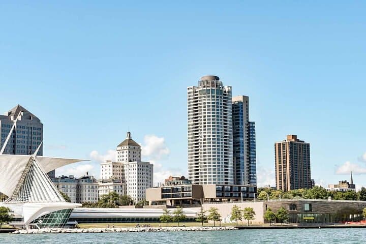 Private Milwaukee Walking Tour – Best of Downtown, Art & Lakeshore photo 5