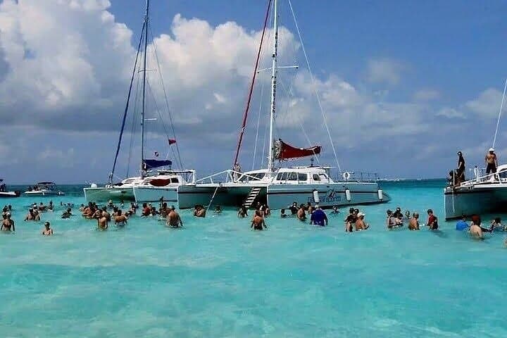 Saona Island Sailing Tour: All-Inclusive Catamaran Day Trip from Bayahibe