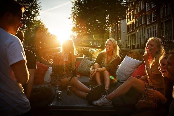 Private Amsterdam Canal Pizza Cruise: 90-Minute Boat Tour with Unlimited Drinks photo 3