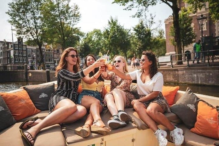 Private Amsterdam Canal Pizza Cruise: 90-Minute Boat Tour with Unlimited Drinks photo 4