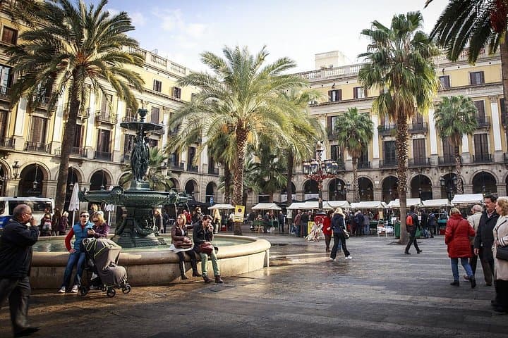 Tarragona to Barcelona Private Transfer with 2-Hour Stop at Castelldefels Castle