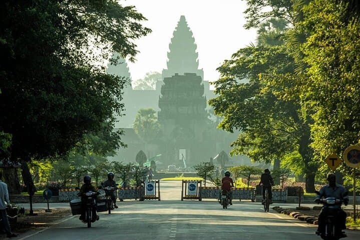 Private Full-Day Angkor Temple Tour: Angkor Wat, Ta Prohm & Banteay Srei photo 2