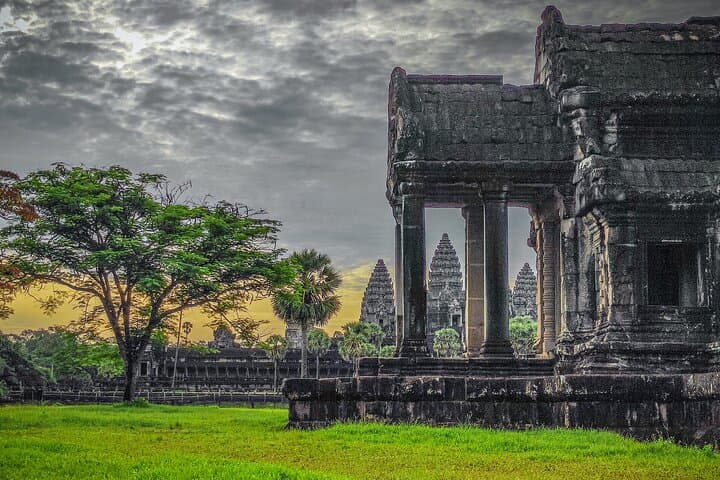 Angkor Sunrise Small-Group Tour: Angkor Wat, Ta Prohm & Bayon in One Day photo 6