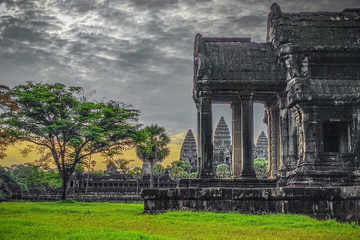 Golden Temples at Sunset: Small-Group Angkor Wat & Ta Prohm Day Tour photo 5