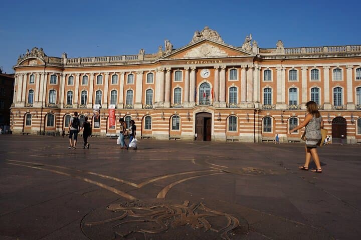 Barcelona to Toulouse Private Transfer with 2-Hour Stop in Girona
