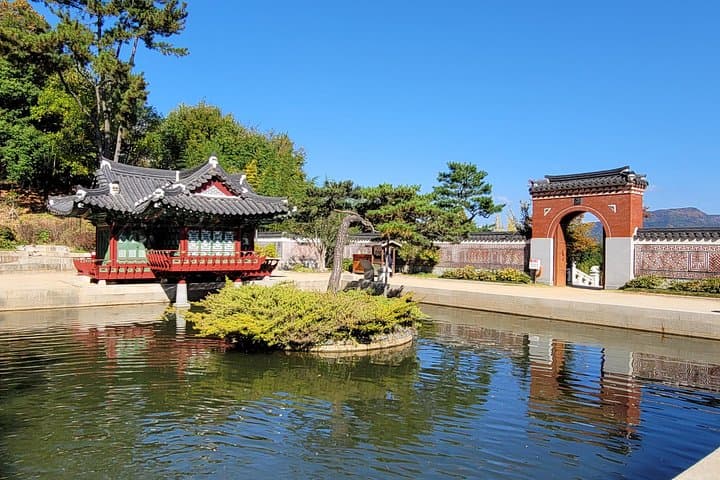 Suncheon Bay National Garden & Samseonggung Palace: Full-Day Autumn Foliage Tour with Lunch
