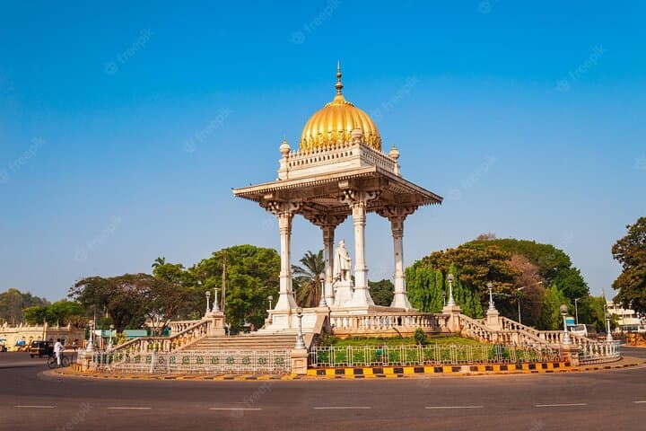 Mysore in a Day: A Practical Guide to the Palace, Gardens and Chamundi Hill photo 5