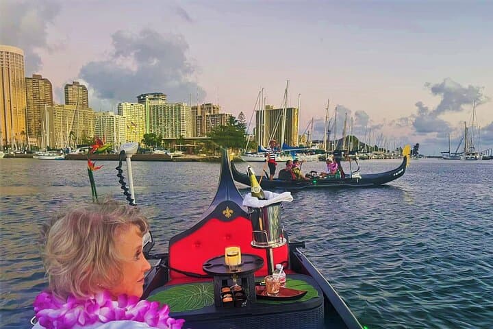Private Gondola Cruise in Waikiki: Drinks, Pastry & Diamond Head Views photo 5
