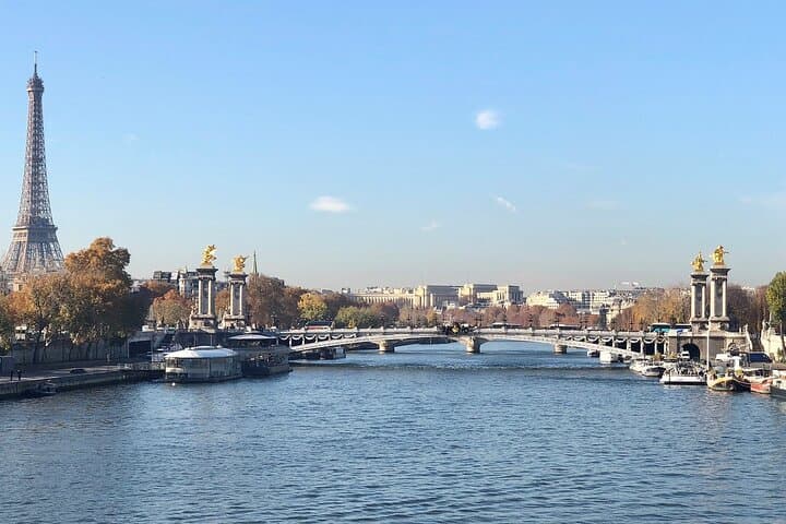 Photogenic Paris: 90-Minute Local Photo Walking Tour photo 3