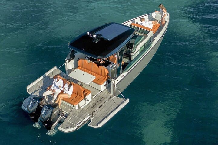 Private Paros–Antiparos Cruise Aboard a Luxury Saxdor 320