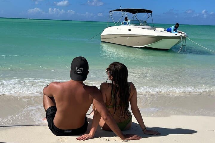 Grace Bay Private 2-Hour Charter: Snorkel Shipwrecks & Little Water Cay