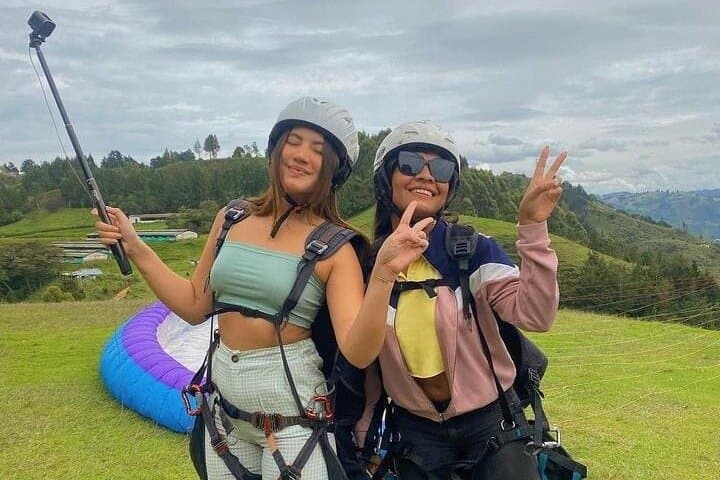 Paragliding Over Medellín: 15-Min Flight with Photos, Videos & Transport photo 2