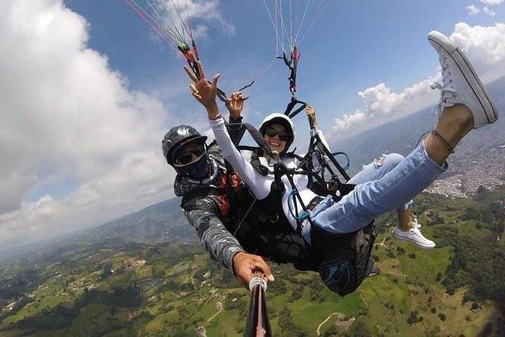 Paragliding Over Medellín: 15-Min Flight with Photos, Videos & Transport photo 1