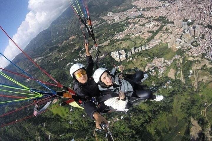 Paragliding Over Medellín: 15-Min Flight with Photos, Videos & Transport photo 3