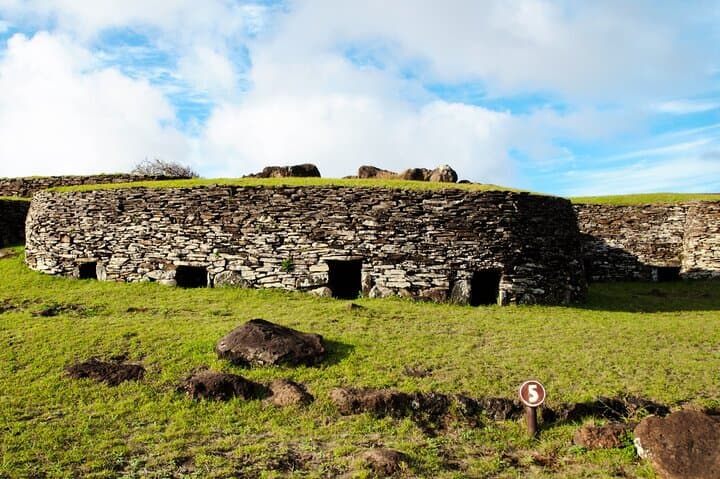 Orongo & Rano Kau: Half-Day Private Tour to Rapa Nui’s City of Kings photo 4