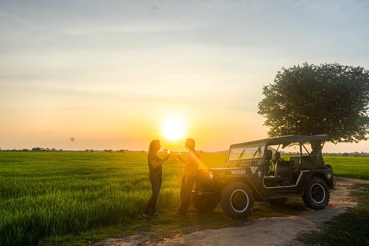 Sunset Jeep Tour in Siem Reap Countryside: Village Visits, Rice-Field Views & Drinks