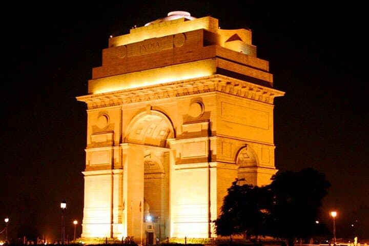 Night Views of Delhi: India Gate, Rashtrapati Bhavan & Gurudwara Bangla Sahib in 4 Hours