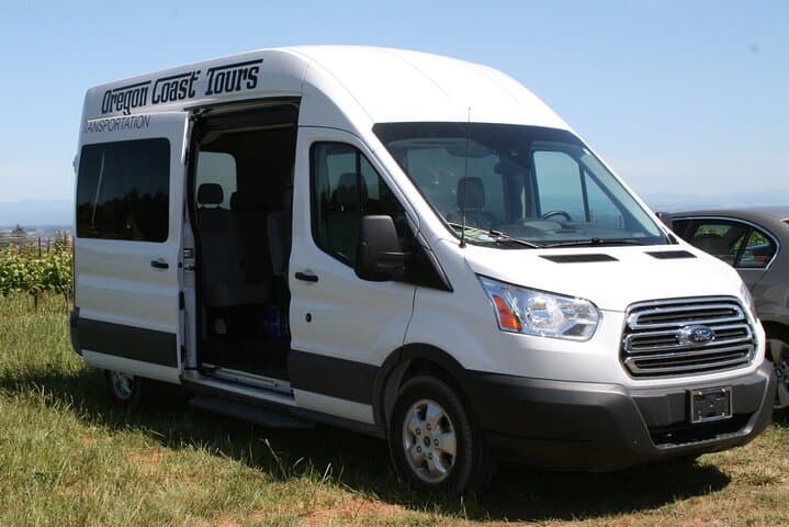 Private High-Roof Van Rental in Oregon — 14-Passenger Door-to-Door Transport photo 2