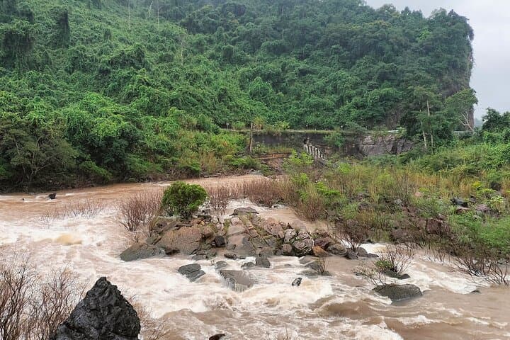 Explore Phong Nha: Paradise and Dark Cave One-Day Kayak & Cave Hike photo 6