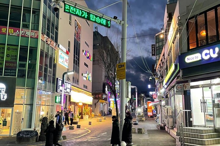 Seogwipo Sunset Walking Tour: Cheonjiyeon Falls, Saeseom & Olle Market photo 5