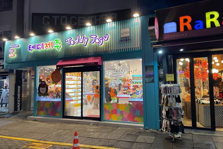 Seogwipo Sunset Walking Tour: Cheonjiyeon Falls, Saeseom & Olle Market photo 6