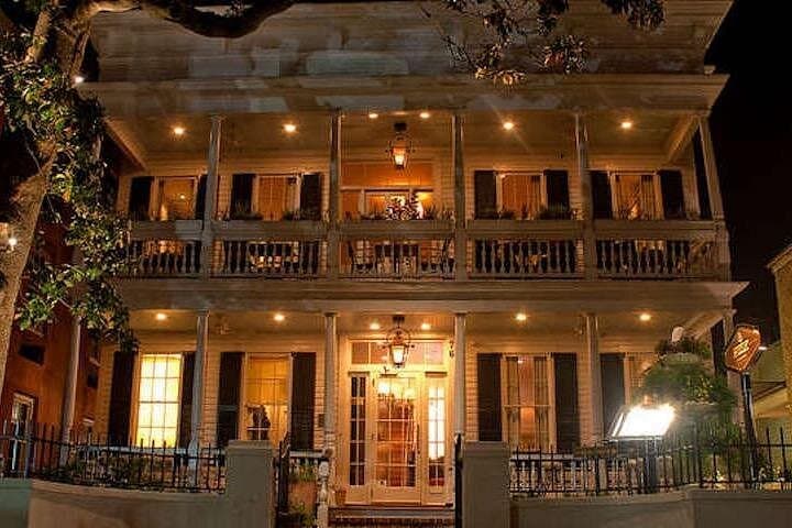 charleston-ghost-walking-tour-city-of-the-dead-adam-miles photo 2