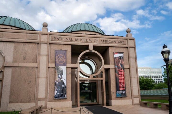 Private Transfer to Smithsonian Museums: Stress-Free National Mall Access photo 3