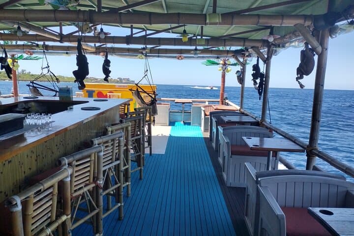 Sunset Catamaran Snorkel & BBQ Cruise — Roatan's West Bay Experience photo 4