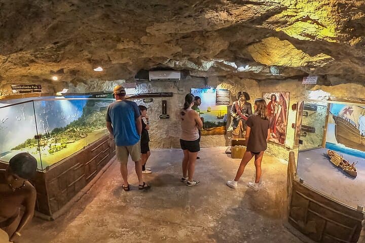 Gumbalimba Park Walking Tour: Macaws, Monkeys & Jungle Bridges in Roatán photo 4