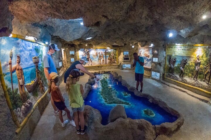 Gumbalimba Park Walking Tour: Macaws, Monkeys & Jungle Bridges in Roatán