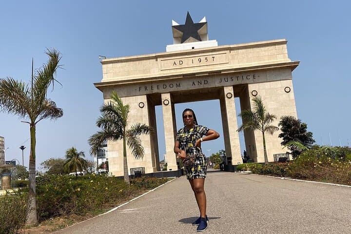 Accra Full-Day Cultural & Coastal Tour: Independence Square, Art Centre & Laboma Beach