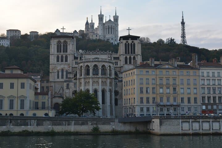 Private Transfer Marseille to Lyon with 2-Hour Saint‑Étienne Museum Stop photo 2