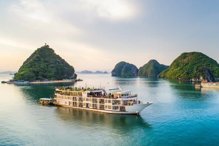 Overnight Luxury on Halong Bay: Halong Aquamarine 2-Day Cruise photo 1