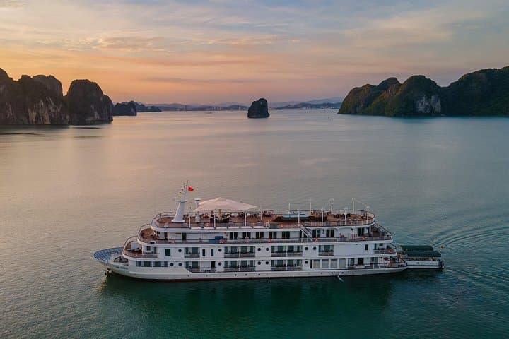 Paradise Elegance 3-Day Halong Bay Cruise — Titov Island, Cua Van & Sung Sot Cave photo 3