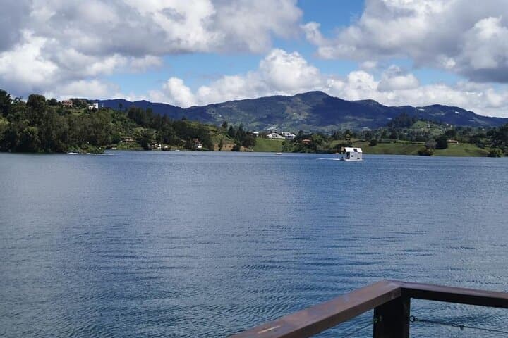 Guatapé & El Peñol Day Tour from Medellín: Sail the Reservoir, Climb La Piedra, Taste Local Life photo 5