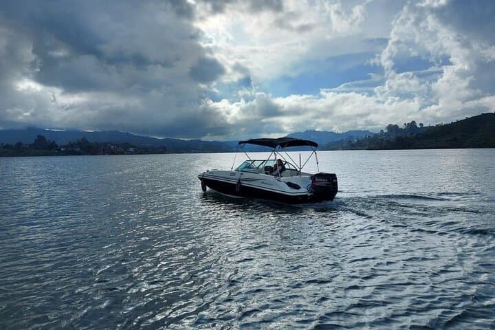 Guatapé & El Peñol Day Tour from Medellín: Sail the Reservoir, Climb La Piedra, Taste Local Life photo 3