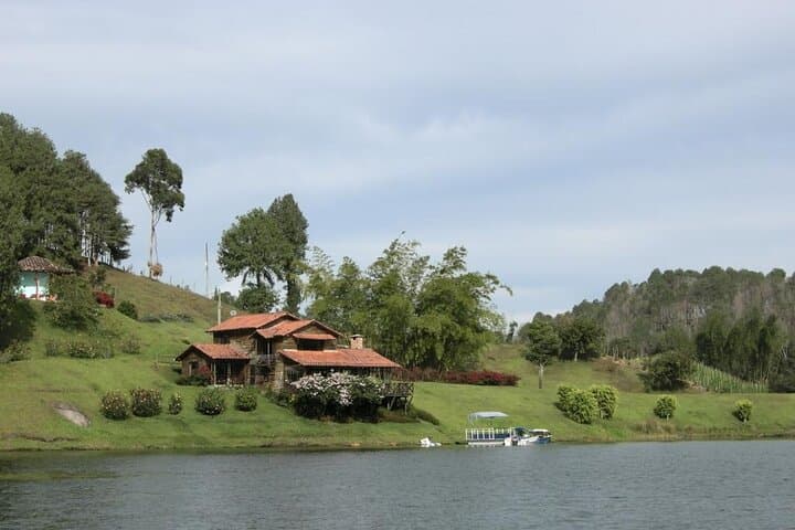 Guatapé & El Peñol Day Tour from Medellín: Sail the Reservoir, Climb La Piedra, Taste Local Life photo 6