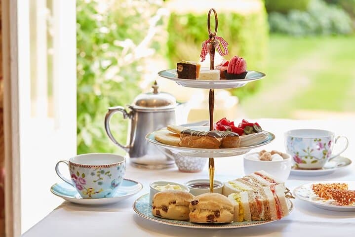 Hampton Court Palace Guided Tour & Afternoon Tea — Full-Day Entry photo 2