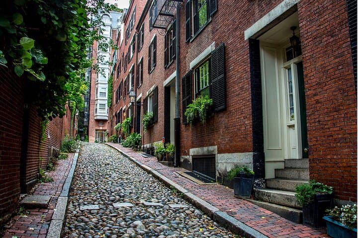 Exploring Boston and Cambridge: A Private Day Tour Through History and Culture