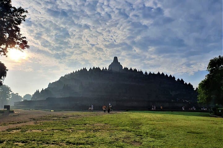 Punthuk Setumbu Sunrise Hike & Borobudur Temple Private Tour photo 5
