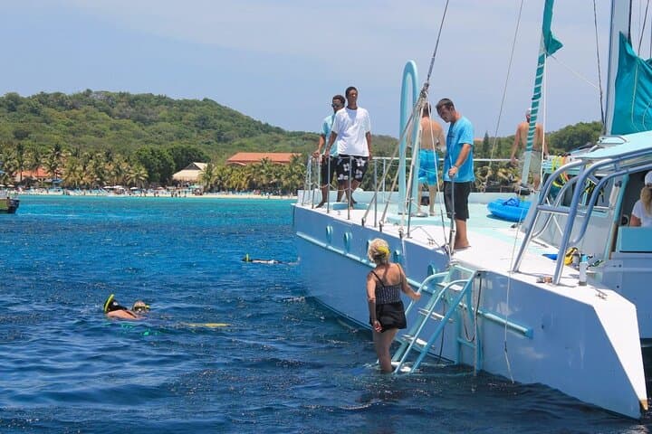 Roatán Catamaran Cruise: Open Bar, Snorkeling & West Bay Views photo 3
