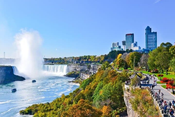 Niagara Falls Day Tour: Hornblower Boat, Wine Tasting & Lunch from Toronto